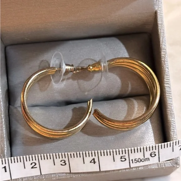 Macy’s Gold Minimalist Hoop Earrings Elegant Design - Picture 5 of 6